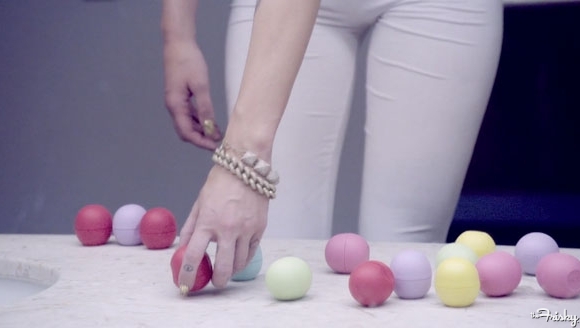 miley-cyrus-we-cant-stop-video-lipbalm-580x328