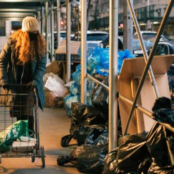 Conheça Anna Sacks, a @TheTrashWalker – Influenciadora do lixo de NYC
